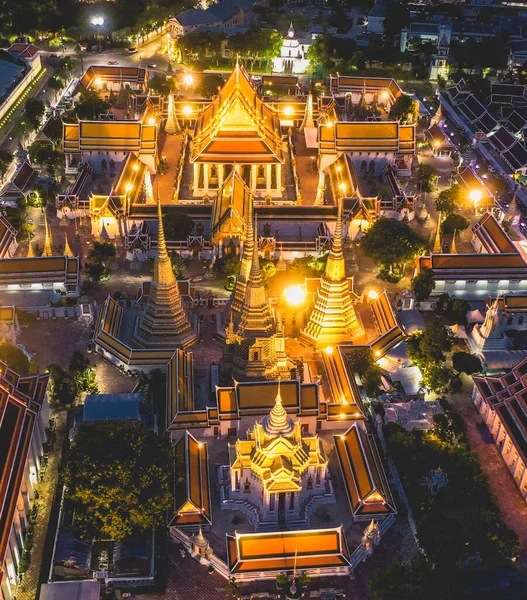 Vista aérea do templo do Grande Palácio em Bangkok Tailândia durante a quarentena vívida de bloqueio à noite — Fotografia de Stock