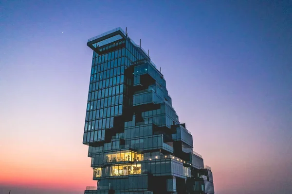 Luchtfoto van Sathorn district tijdens covid lockdown quarantaine, Chong Nonsi, King Power Mahanakhon toren en skywalk in Bangkok, Thailand — Stockfoto