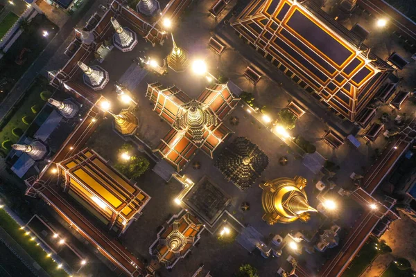 Vista aérea do templo do Grande Palácio em Bangkok Tailândia durante a quarentena vívida de bloqueio à noite — Fotografia de Stock