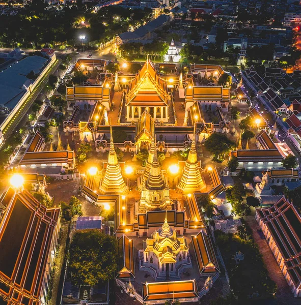 Vista aérea do templo do Grande Palácio em Bangkok Tailândia durante a quarentena vívida de bloqueio à noite — Fotografia de Stock