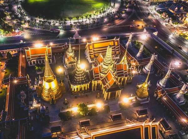 Αεροφωτογραφία του ναού του Grand Palace στην Μπανγκόκ της Ταϊλάνδης κατά τη διάρκεια του αποκλεισμού covid καραντίνα τη νύχτα — Φωτογραφία Αρχείου