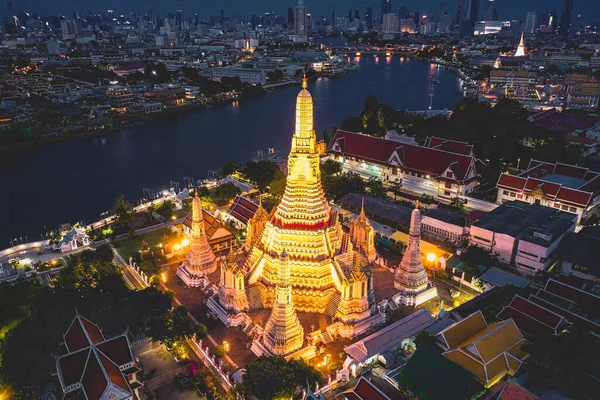 Vista aérea do templo Wat Arun em Bangkok Tailândia durante a quarentena covid lockdown — Fotografia de Stock