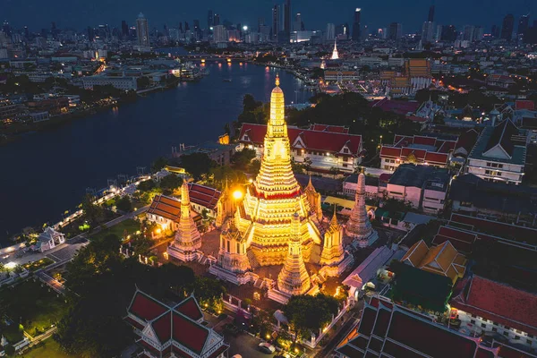 Vista aérea del templo de Wat Arun en Bangkok Tailandia durante el encierro cuarentena covid — Foto de Stock