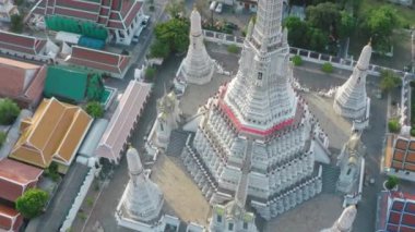 Bangkok Tayland 'daki Wat Arun tapınağının karantina sırasındaki hava görüntüsü.