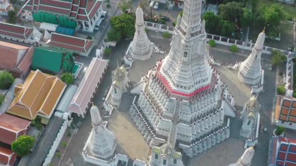 Vista aérea del templo de Wat Arun en Bangkok Tailandia durante el encierro cuarentena covid — Vídeos de Stock