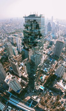 Sathorn bölgesinin hava görüntüsü kapalı karantina sırasında, Chong Nonsi, King Power Mahanakhon kulesi ve Tayland Bangkok 'ta hava yürüyüşü