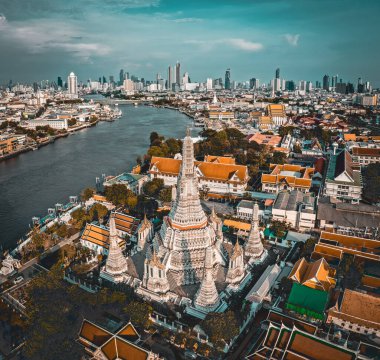 Bangkok Tayland 'daki Wat Arun tapınağının karantina sırasındaki hava görüntüsü.