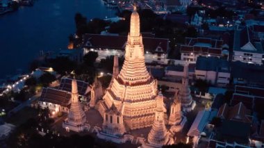 Bangkok Tayland 'daki Wat Arun tapınağının karantina sırasındaki hava görüntüsü.