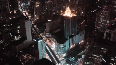 Bangkok Tayland 'daki Asoke kavşağı ve gökyüzü tren istasyonunun hava görüntüsü