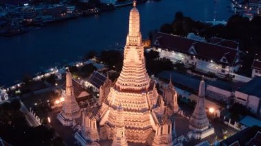 Bangkok Tayland 'daki Wat Arun tapınağının karantina sırasındaki hava görüntüsü.