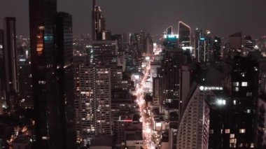Bangkok Tayland 'daki Asoke kavşağı ve gökyüzü tren istasyonunun hava görüntüsü
