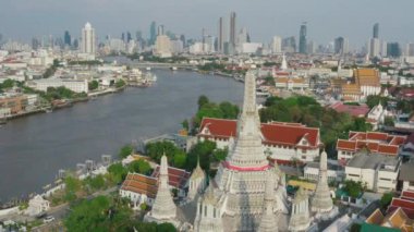 Bangkok Tayland 'daki Wat Arun tapınağının karantina sırasındaki hava görüntüsü.