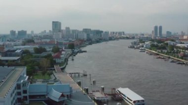 Bangkok Tayland 'daki Wat Arun tapınağının karantina sırasındaki hava görüntüsü.