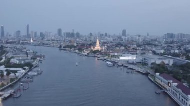 Bangkok Tayland 'daki Wat Arun tapınağının karantina sırasındaki hava görüntüsü.