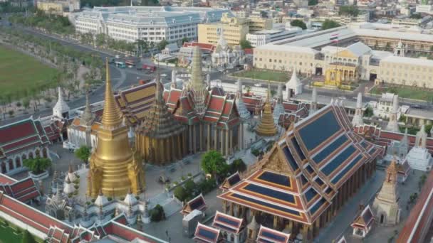 Luchtfoto van Grand Palace tempel in Bangkok Thailand tijdens lockdown covid quarantaine — Stockvideo