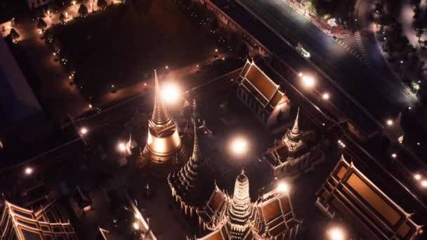Vista aérea del templo del Gran Palacio en Bangkok Tailandia durante el encierro cuarentena covid por la noche — Vídeos de Stock
