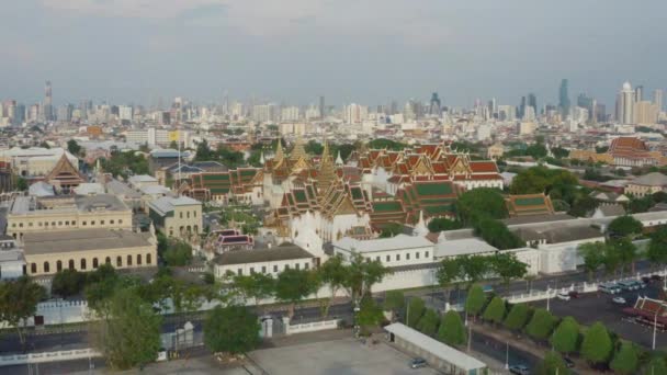 Vue aérienne du temple du Grand Palais à Bangkok en Thaïlande pendant la quarantaine covid verrouillée — Video