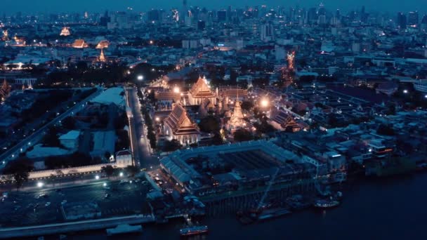 Vista aérea del templo del Gran Palacio en Bangkok Tailandia durante el encierro cuarentena covid por la noche — Vídeo de stock