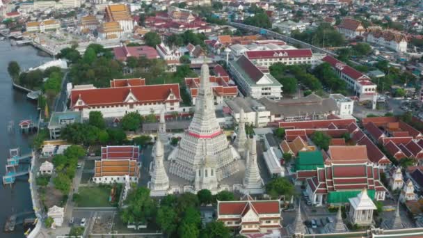 Αεροφωτογραφία του ναού Wat Arun στην Μπανγκόκ της Ταϊλάνδης κατά τη διάρκεια του αποκλεισμού covid καραντίνα — Αρχείο Βίντεο