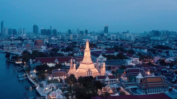 มุมมองทางอากาศของวัดวัดอรุณในกรุงเทพมหานคร ประเทศไทย ระหว่างการกักกันโรคระบาด — วีดีโอสต็อก