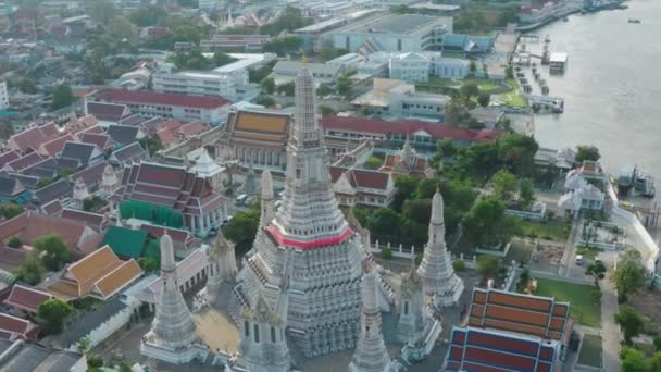 タイのバンコクにあるワット・アルン寺院の空中からの眺めロックダウン時のcovid隔離 — ストック動画