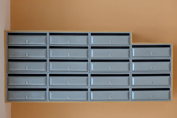 Caixas de correio em um edifício residencial — Fotografia de Stock