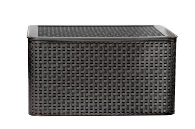 Beyaz arka plan üzerinde izole siyah plastik çamaşır sepeti