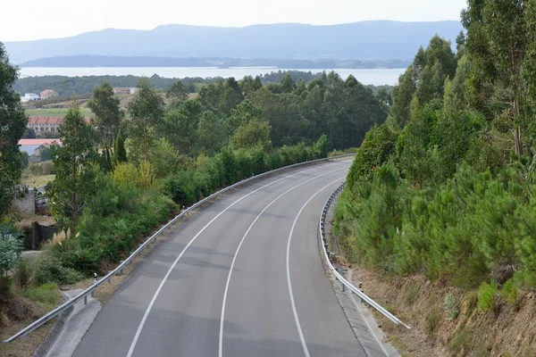 Vista da curva da estrada entre as montanhas — Fotografia de Stock
