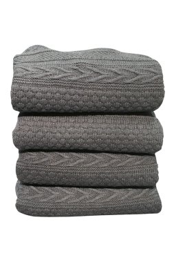 Beyaz arka plan üzerinde izole gri kazak katlanmış yığını