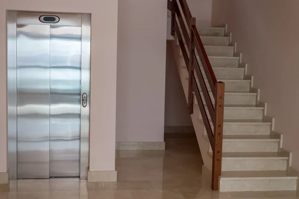 Kilátás a lépcsőn lift apartmanházban — Stock Fotó