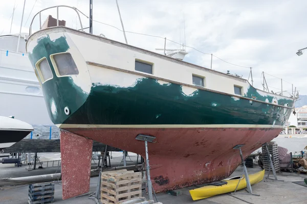 Boot an der Anlegestelle beim Gemälde — Stockfoto