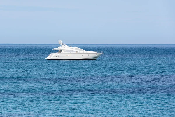 Motor yacht at sea — Stock Photo, Image