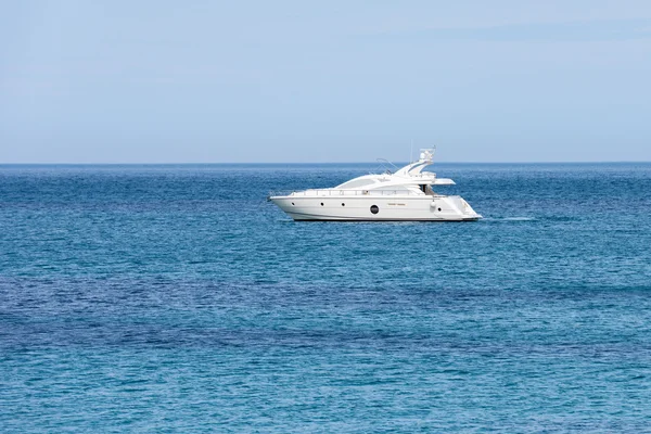 Motor yacht at sea — Stock Photo, Image