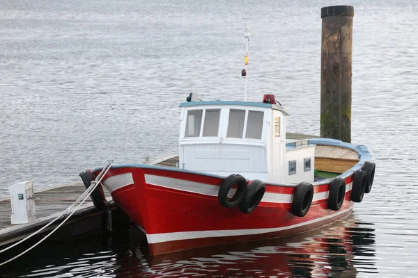 Рыбацкая лодка, стоящая на якоре в доках — стоковое фото