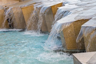 bir şehir çeşme bir şelale manzarası