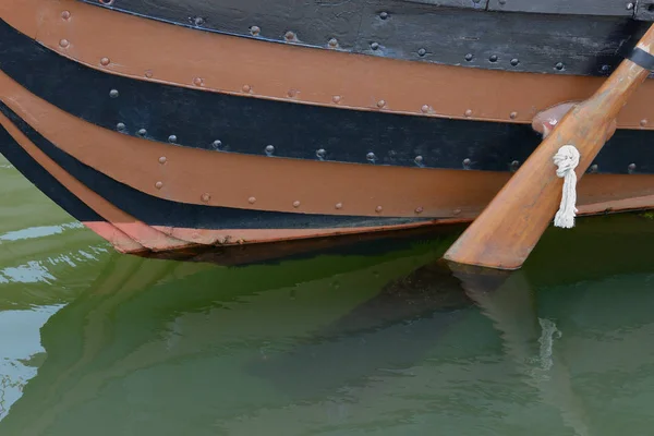 Дерев'яний човен з веслами крупним планом — стокове фото