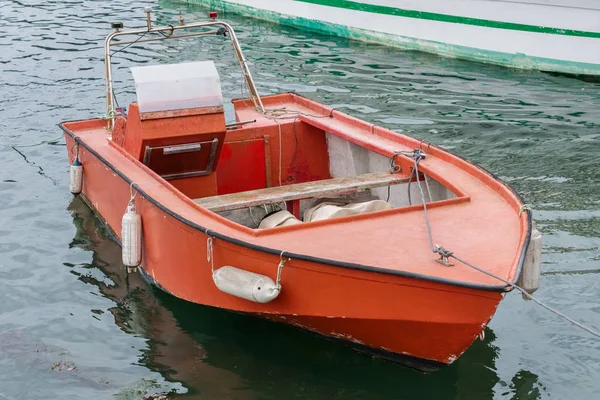 Рибальський човен, закріплений на доках — стокове фото