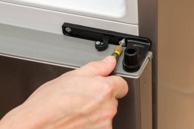 bir tornavida closeup ile vida sıkma