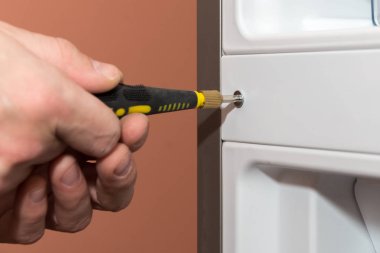 bir tornavida closeup ile vida sıkma