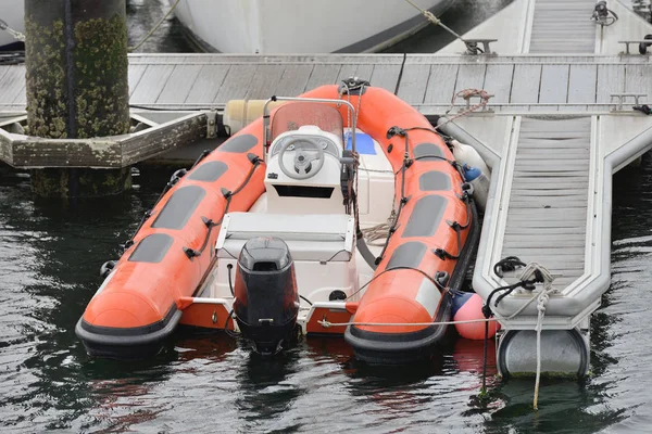 Barche a motore gonfiabili ormeggiate al molo — Foto Stock