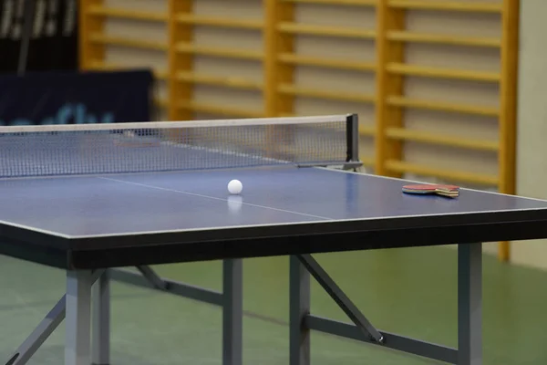 Tavolo con rete per ping pong — Foto Stock
