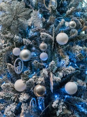 Bir Noel ağacı portre üzerinde Noel süsleri