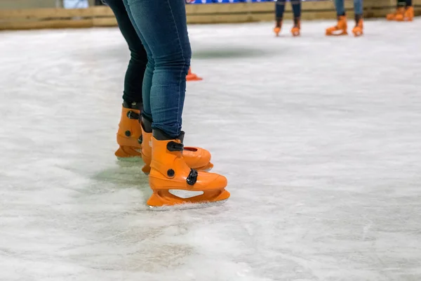 Mensen zijn schaatsen op de ijsbaan — Stockfoto