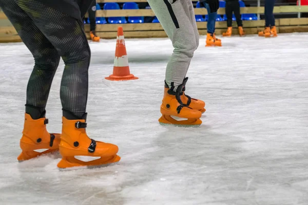 La gente está patinando en la pista —  Fotos de Stock