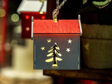 Bir yılbaşı ev şeklinde Noel oyuncaklar