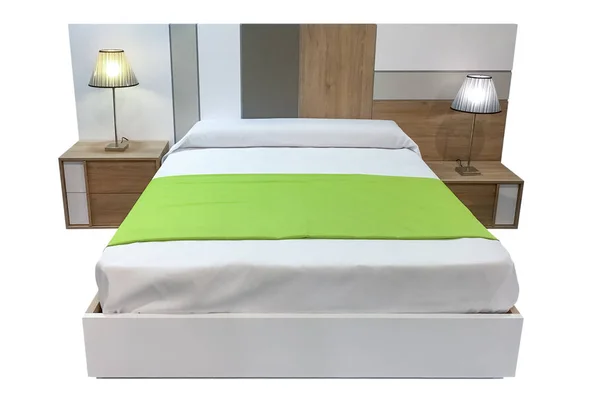 Dubbelsäng med sängbord isolerad på vit bakgrund — Stockfoto