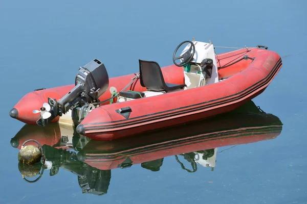 Barco inflável vermelho com motor — Fotografia de Stock