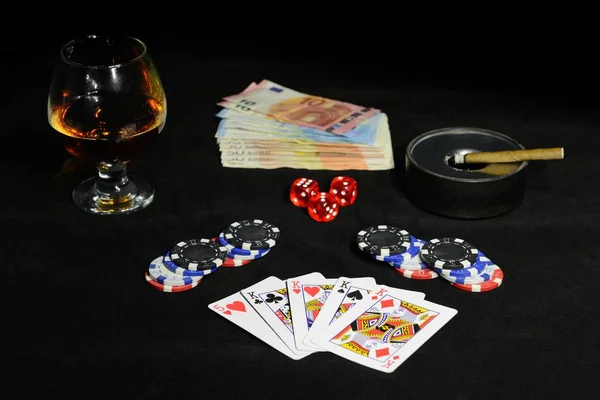 Jouer aux cartes pour le poker sur un fond noir — Photo