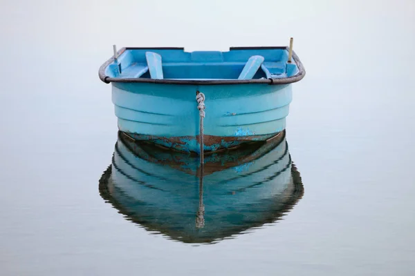 Barco de pesca de madeira em um fundo de água — Fotografia de Stock