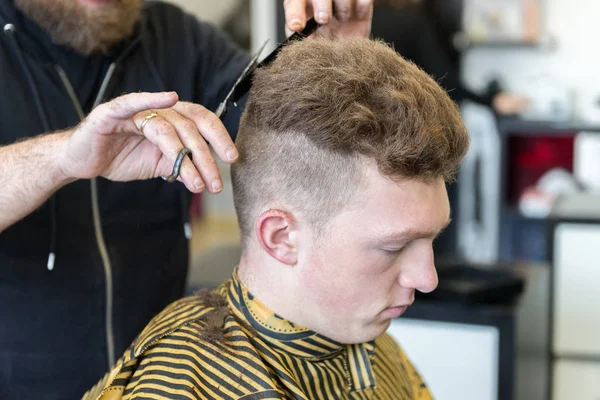 Молодий чоловік на стрижці в перукарні — стокове фото
